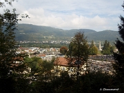 Belle vue sur l'ouest de Remiremont et le cimetière, avec au fond le Fossard (812 mètres), le Morthomme (756 mètres) et le Saint-Mont (672 mètres)